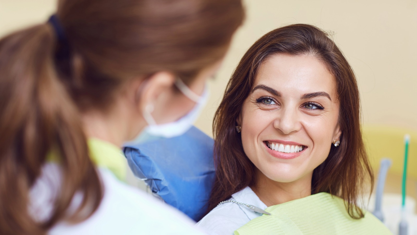 Veneers vs. Dental Bonding: How a Prosthodontist Helps Patients Choose